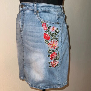 ESQUALO Jeans Women’s Jean Denim Skirt Embroidered Floral Design Size 10